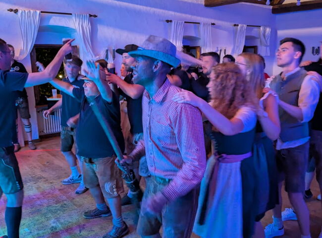 Das Publikum feiert auf der Tanzfläche