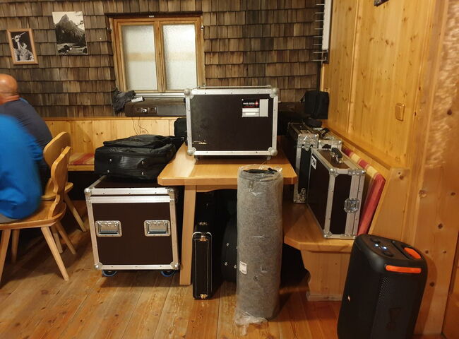 Musikerequipment in einem Gastraum einer Hütte