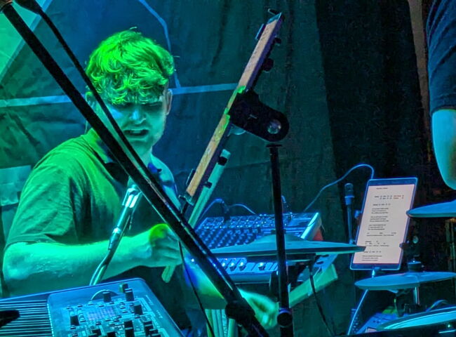 Dennis spielt ausdrucksvoll am Schlagzeug