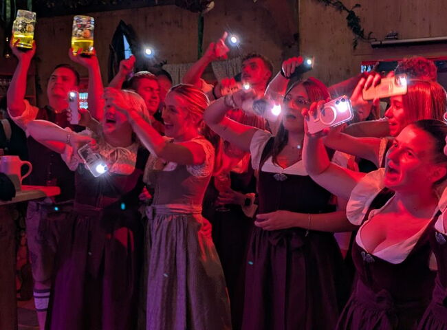 Publikum vor der Bühne mit angeschalteten Handytaschenlampen