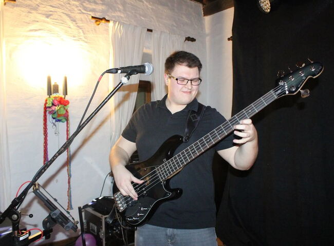 Der Bassist beim Spielen
