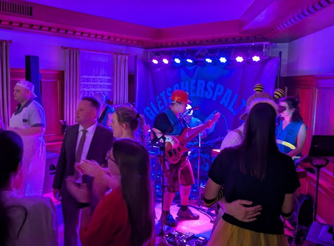 Tanzendes Publikum vor der Band Gletscherspalten Express