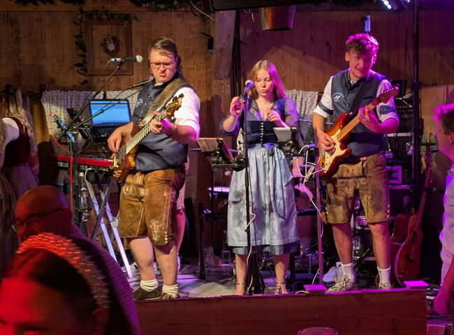 Musiker stehen auf der Bühne